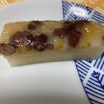 五建 ういろ - 栗小豆　カットされた栗と粒あん　見た目もきれいです