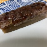 五建 ういろ - 黒砂糖はこくがあって粒あんとの相性も抜群です