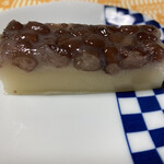 五建 ういろ - 小豆　ういろの上に粒あんがぎっしり