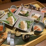 くずし割烹 こまじろ 三宮店 - 【八寸】
                                サバの棒寿司or一口手毬寿司、秋鮭の吟醸焼、しっとり蒸し鶏のサラダ、きのこと木耳のみぞれ和え、里芋田楽、ピーチトマト