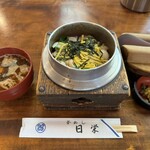 日栄 - 釜めし（貝柱）　赤だし