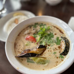 野菜料理とスープカレーのお店 南葉亭 - 広島産大粒カキのチャウダー風スープカレー ＋パクチー