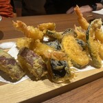 くずし割烹 こまじろ - 【天ぷら】
      海老と季節野菜の天ぷら盛り合わせ