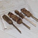 しんぱち - 左からつくね、焼き鳥、皮、せせり