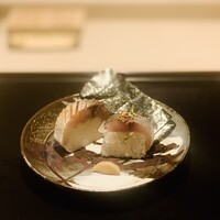 祇園 にしかわ - ③【凌ぎ】
                      姫路沖産根付き鯵棒寿し+鯖棒寿し、海苔で巻いて
