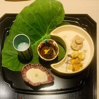 祇園 にしかわ - ②【先付：八寸】
                    ・丹波栗（ぽろたん）の白味噌和え
                    ・銀杏餅
                    ・自家製唐墨スライス
                    ・イクラの菊菜和え
                    ・蕪の冷製ポタージュ
                    ・汲み上げ湯葉、山葵添え