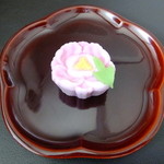 塩瀬総本家 - 上生菓子・牡丹（漉し餡を包んだ練り切り）