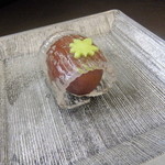 塩瀬総本家 - 上生菓子・清流（漉し餡を道明寺入りの寒天生地で巻く）