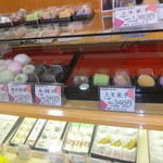 塩瀬総本家 - ショーケース（上生菓子と本饅頭，薯蕷饅頭）