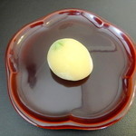 塩瀬総本家 - 上生菓子・びわ（黄味餡を外郎で包む）