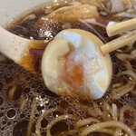 貝だしらぁめん 四季彩 - 半熟の輝黄卵の出汁玉子は少し塩味キツめ