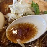貝だしらぁめん 四季彩 - スープはたまり醤油的な濃い色です