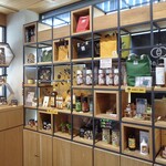 Be.bee - 蜂蜜製品の並ぶ棚