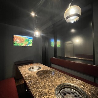 プライベート個室を備えた店内/PrivateRooms