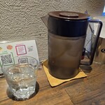 エイト カリィ - 水はピッチャーに輪切りレモンが入ったレモン水