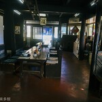 ヨコクラうどん - 旧家エリアの飲食スペース