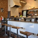 エイト カリィ - 入って右に背中合わせのカウンター9席、左にテーブル席のフロア（会計は左フロア上り口）