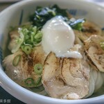 ヨコクラうどん - 鶏チャー葱炙油うどん 鶏チャー増し増し温玉トッピング