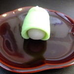 塩瀬総本家 - 落し文は，白餡を緑の練り切りで巻く