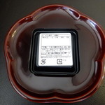 塩瀬総本家 - 本饅頭の原材料は，小豆，砂糖，小麦粉，水飴のみ