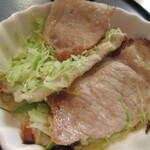 ふくろうの杜 - しょうが焼き用の豚ローズ2枚に千切りキャベツを挟んで焼いたものが2組。