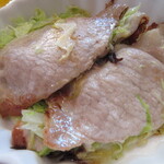 ふくろうの杜 - しょうが焼き用の豚ローズ2枚に千切りキャベツを挟んで焼いたものが2組。