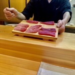 弥助鮨 - 下段左から中トロ、大トロ、赤身　上段は上の写真にて大将が指さしてる中トロ横の赤身