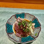 弥助鮨 - 鰹たたき（自家製玉ねぎソース）