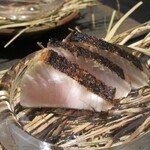 日本料理 TOBIUME - 鰆、新米稲藁で炙り