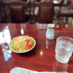 Live&Cafe SAKURAYA - まずは紙ナプキンにクルクルと包まれたフォーク
(昭和生まれには…懐かしい〜！(*´Д｀*)♡）
とミニサラダが届きました(๑˃̵ᴗ˂̵)♪