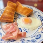 Live&Cafe SAKURAYA - こんがり焼かれたブラウンのトーストと、
お手本のような半熟の目玉焼きに
ベーコンが2枚