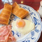 Live&Cafe SAKURAYA - 目玉焼き… アナタは何派でしょうか？！(・Д・)

こちらではお塩でいただくようですので…
郷に入れば郷に従え！d(￣ ￣)
お塩をフリフリ♪(*´-`)