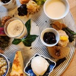 季より - 自家製豆腐・地鶏とりそぼろ自家製柚子胡椒・ハリハリ漬け・いんげん黒胡麻和え・鰹出しをたっぷり含ませた大根・黒豆 etc