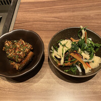 焼肉うしごろ 新宿三丁目店 - 季節の混ぜてナムル、茄子キムチ