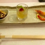 Shokusai Bou Momo No Hana - 前菜は、海老、クラゲ、そして、焼豚．．．