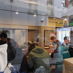 麺処 にぼし香 - 外から見た店内