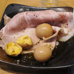 麺処 にぼし香 - 低温調理肉とうずら味玉