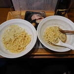 麺処 にぼし香 - 和え玉の麺の一部を煮干蕎麦の方へ移す