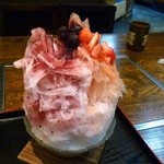 天竺屋 - 氷屋の純氷かき氷（いちごとブルーベリーのハーフ&ハーフ）