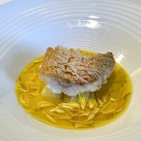 オトワ レストラン - 甘鯛の松笠焼き 甘鯛と貝の出汁 サフラン コンソメ 新里ネギ 菊花ソース
