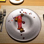 レストラン&バー Larboard - マグロとボタン海老をビーツで染めた大根で巻いた逸品