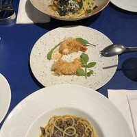 オッティモ・シーフード・ガーデン 新宿店 - 牛挽肉の赤ワイン煮込みソーススパゲッティ/エビのフリット