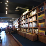 ワールドブックカフェ - センスの良い洋書や雑誌がひしめきあって最高。