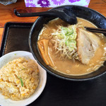 ラーメン工房 みそ伝 - 「特みそラーメン＋ミニセット」1080円の特みそラーメンとミニ玉子チャーハン（他に野菜餃子3ケも付きます）