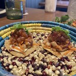 BATIDA - タコス:燻製マグロのスパイシーサラダのトスターダ
      →豆が敷き詰められたカラフルなバケットに盛り付けられて提供されます。スパイスが効いて美味しい