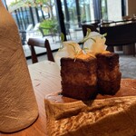 BATIDA - 前菜:海老トーストシラチャーマヨネーズ
      →海老味が詰まった具材をカリッと焼いたトーストで挟んでいます。とにかく海老の味が濃厚でこれが一番美味しかったかもしれません。