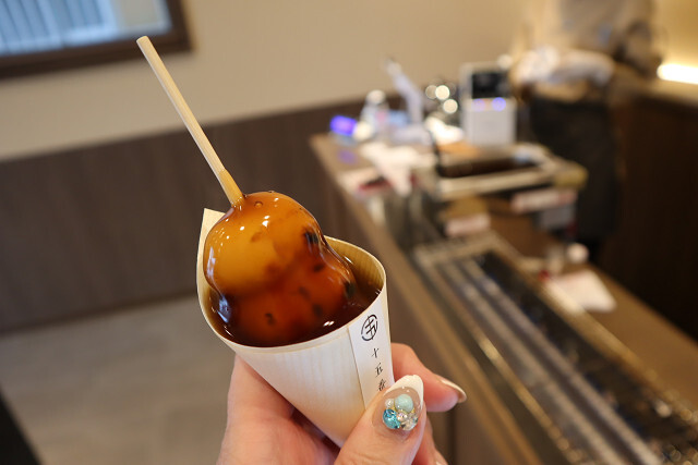 みつだんご だんご屋」みたらし団子、黒糖みつ団子 – OSAKA STYLE