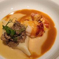 EPURE - ⑧焼きオマール海老、オマール海老のビスクソース&ヴァン・ジョーヌワイン《黄ワイン》ソース、茸入り馬鈴薯のニョッキ、秋トリュフ掛け
                    ビスクと黄ワインのソースが秀逸、オマール海老も芳ばしくて甘みもあり◎