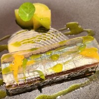 EPURE - ⑥秋刀魚&無花果(広島県尾道産)のムース、黄菊花弁散らし、野菜ジュレ載せ、秋茄子添え
                    秋刀魚は檸檬(広島県瀬戸田産)と共にコンフィ
                    臭み無く美味、そして美しい、技術の高さと配慮の深さを感じる