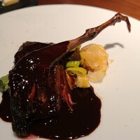 EPURE - ⑪雷鳥(スコットランド産)、雷鳥のジュのソース&赤ワインのソース、栗のピューレ
                    針葉樹を食べる雷鳥は身に独特な苦味があり、癖があるが、アイラ島ウイスキーの薬草ぽい味わいがピタッとはまって驚きの美味しさ